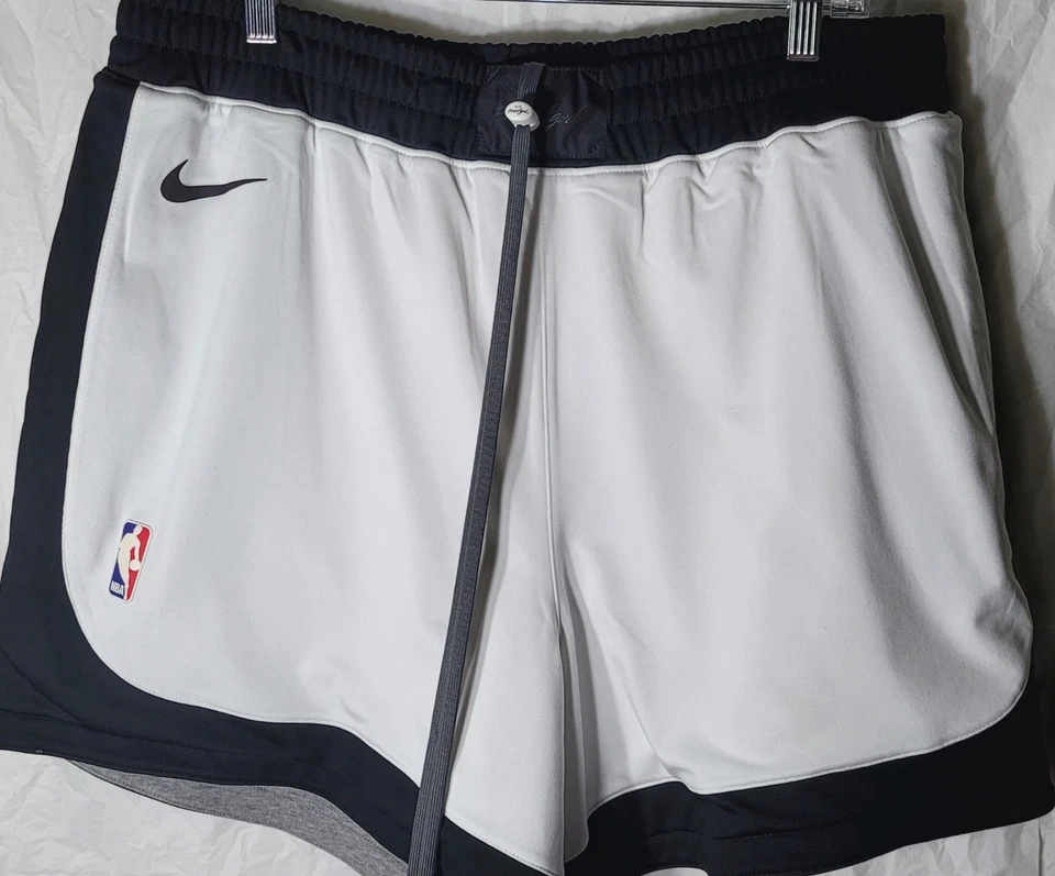 Pantalones Cortos Reversibles Fear of God x Nike Summit Blanco Foto 1 de 4