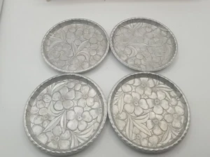 Juego de 4 posavasos vintage florales Everlast forjados a mano aluminio plata - Imagen 1 de 6