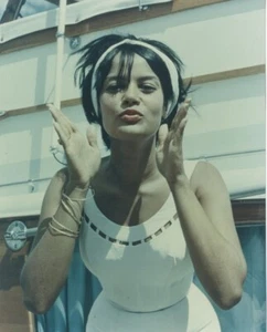 Traje de baño James Bond niña tetona vintage 8x10 foto a color e internegativo años 60 - Imagen 1 de 1