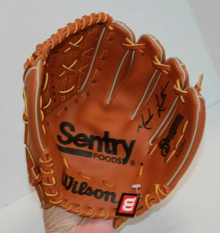 Milwaukee Brewers MLB  Souvenir Wilson Baseball Glove Mitt SGA Cover