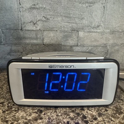 Radio doble despertador y reloj Emerson SmartSet CKS9031 Foto 1 de 2