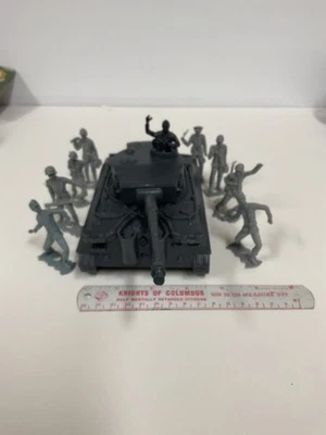 It is a Green CTS Tank with captain on top and 8 Germans NEW #100 - Image 1 of 4