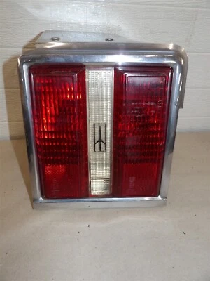 LH DRIVER LANTERNA TRASEIRA LATERAL MONTAGEM LÂMPADA OLDSMOBILE OMEGA 1982-1984 moldura cromada - Imagem 1 de 4