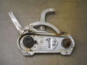 MACCHINETTA ALZAVETRO POSTERIORE DESTRA LANCIA FULVIA BERLINA - ORIGINALE - Foto 1 di 1