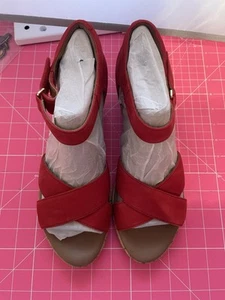 Sandalia de cuña Clarks Un Plaza Cross Red Nubuck UK 8 D BNWB - Imagen 1 de 20