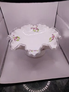 Fenton Violetas en la Nieve Compote Cresta de Plata Pedestal Caramelo Plato Firmado - Imagen 1 de 4