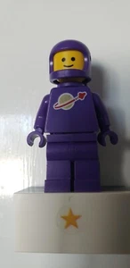 LEGO Dark Purple Classic Spaceman - mit Luftpanzer, Helm & anderer Ausrüstung! NEU - Bild 1 von 2