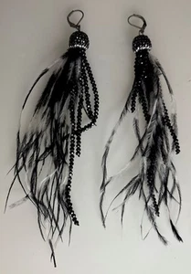 Pendientes colgantes con cuentas de plumas y diamantes de imitación de avestruz negro/blanco - Imagen 1 de 3