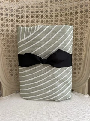 "Cortina de ducha West Elm Swirl 72""x74"" Sage nueva sin etiquetas caja abierta leer" Foto 1 de 4