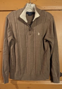 US Polo Assn Pullover Herren Medium hellbraun 1/4-Reißverschluss Zopfmuster Pullover Pony gebraucht, in einwandfreiem Zustand - Bild 1 von 6