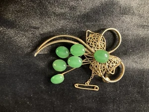 BROCHE: COLOR DORADO AMARILLO CON CRISOPRASA Y CADENA DE SEGURIDAD - Imagen 1 de 7