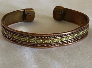 Brazalete de cobre con acento de latón magnético para terapia de artritis propiedades curativas - Imagen 1 de 6