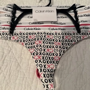 WOMENS SIZE SMALL CALVIN KLEIN THONG UNDERWEAR 5 PAIR PINK BLACK WHITE XOXO - Picture 1 of 12