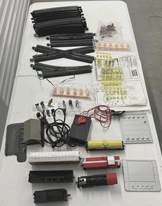 HO Lot of Trains Locomotive Cars Tracks Freight Station Accessories - Picture 1 of 8
