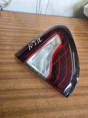 LUZ TRASEIRA LATERAL DO PASSAGEIRO RENAULT CAPTUR NA TAMPA DA CAÇAMBA 265554078R (17 a 19) - Imagem 1 de 4