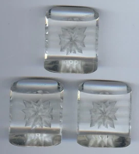VINTAGE SET OF THREE LARGE OPTICAL LUCITE REVERSE CARVED FLOWER BUTTONS - Picture 1 of 6
