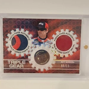 2012 Press Pass Premium Triple Gear tuta antincendio Jeff Gordon #TGTG /15 - Foto 1 di 14