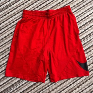 Pantaloncini sportivi Nike Dri-FIT rossi neri Swoosh pantaloncini da allenamento palestra grandi - Foto 1 di 5