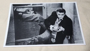 Tarjeta postal James Dean con su cámara en 1954 4" x 6" blanco y negro por Roy Schatt Italia - Imagen 1 de 5