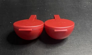 2 Stück Tupperware Vergissmeinnicht aufklappbare Zwiebel-/Tomaten-Kühlschrankbehälter ~ rot - Bild 1 von 3