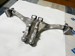 Brazo de control inferior delantero izquierdo y derecho genuino Nissan GT-R R35 LH RH fabricante de equipos originales - Imagen 1 de 24