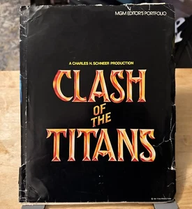 Kit de prensa de películas Clash of the Titans 1981 con carpeta a color y 11 fotos en blanco y negro - Imagen 1 de 7