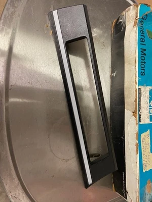 84-87 CHEVY CAVALIER RT FRONT FENDER SIDE MOLDING Foto 1 de 4