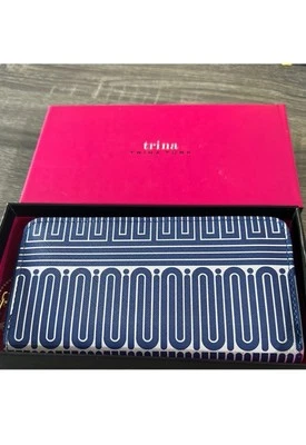 Cartera larga con cremallera continental Tina Turk para mujer en patrón geométrico sostiene teléfono Foto 1 de 4