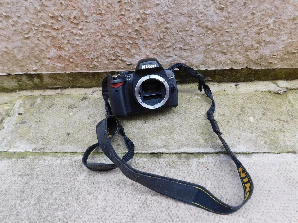 Nikon D40 Digital SLR Camera Body Nikon F-mount Body Only UNTESTED PARTS ONLY - Image 1 of 4