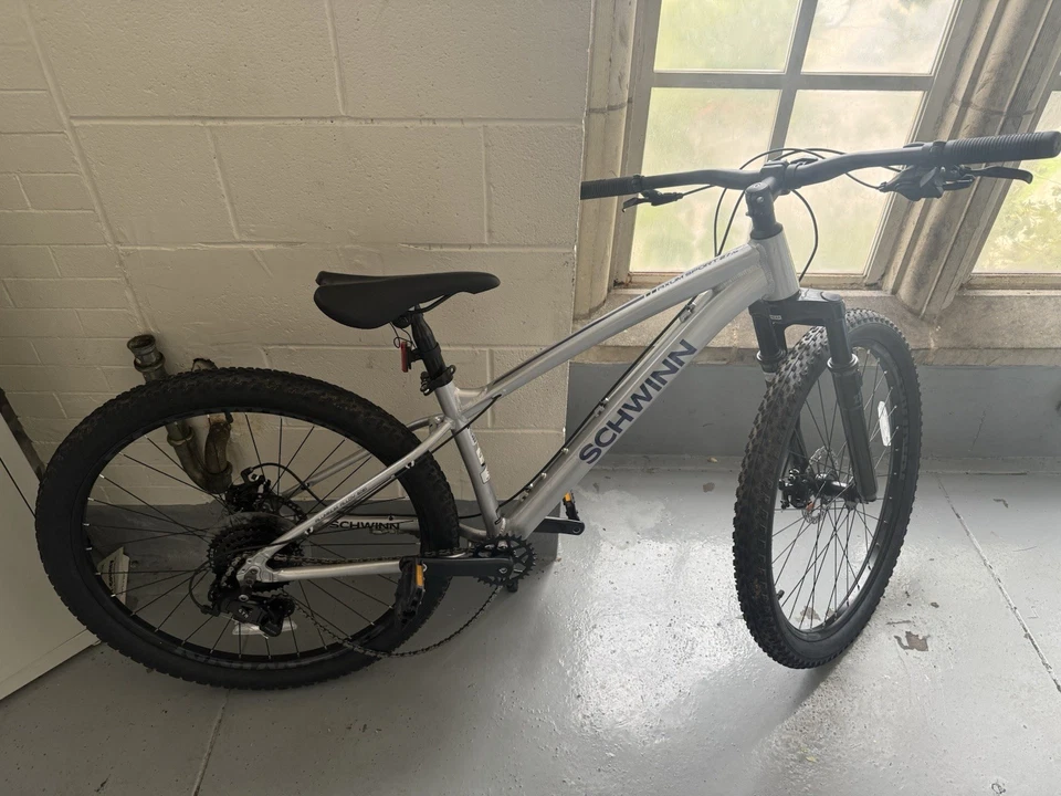 Bicicleta deportiva Schwinn Axum de 27,5 pulgadas para hombre bicicleta de montaña cuadro pequeño para 5’1”-5’5” Foto 1 de 4