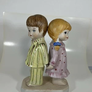 Figurina Moppets Fran 1971 che si tiene per mano. 6,5” altezza x 4” L. Vintage. Carino.  - Foto 1 di 8