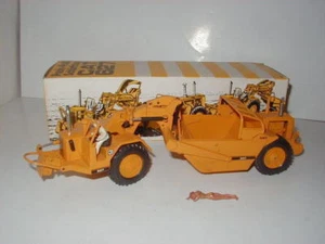 CATERPILLAR 627 P&P RASPADOR RAYAS LOGO #127,8 NZG 1:50 EMBALAJE ORIGINAL - Imagen 1 de 1