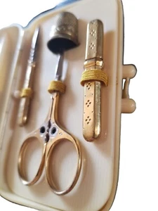 Reise Nähset im gelben Zelluloid Etui goldfarben Schere Fingerhut  - Bild 1 von 10