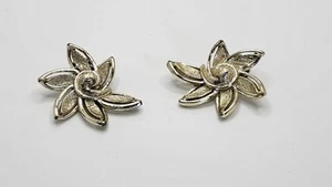 Vtg Textured Silver Toned Swirl Star Clip On Earrings Signed Art 1 1/2" - Picture 1 of 4