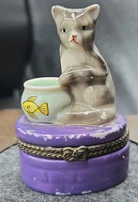 Caja de baratijas para gatos gatitos con pecera gris atigrado con baratija para peces dorados en el interior  Foto 1 de 4