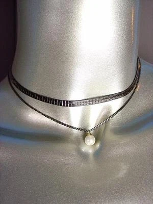 Colar Gargantilha de Pérolas CHIC Urban Artisanal Fios Duplos Correntes de Ouro Preto - Imagem 1 de 3