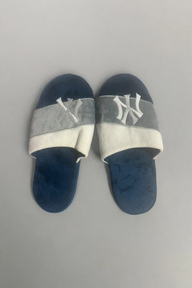 Zapatillas New York Yankees Talla 11/12 Para hombres Rayas Logo Grande Zapatos Deslizables Foto 1 de 4