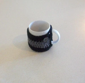 Acogedora taza de café abotonada de ganchillo a mano negra y gris a rayas - Imagen 1 de 4