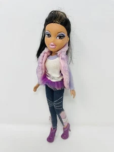 Vintage 2001 Bratz MGA Yasmin Puppe mit rosa Kunstfell Weste, Jeans & Heels - Bild 1 von 3