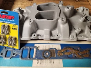 Small Block Chevy 5.7 350 Edelbrock 4bbl Aluminium Intake Manifold Dual Plane - Bild 1 von 15