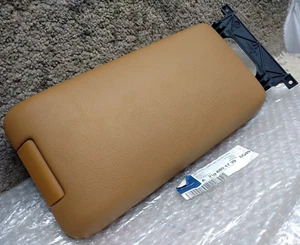 NEW Old Stock Mercedes W210 E Klasse Armlehne Deckel hellbraun Leder NOS 2106801739 8G49 - Bild 1 von 3