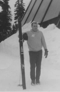Hombre guapo de pie nieve sosteniendo esquís escena de invierno retrato * pliegue * rasgado - Imagen 1 de 3