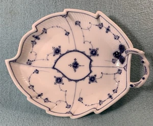 Große Blatt Servierschale Royal Copenhagen blau geriffelt - Riss im Griff - Bild 1 von 4