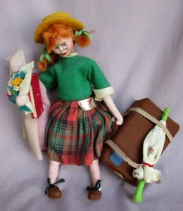 Muñeca niña pelirroja Klumpe con gafas, maleta, abrigo, libro, flores y etiqueta - Imagen 1 de 20