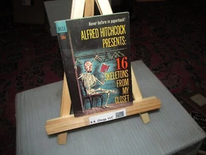 Alfred Hitchcock 16 SKELETONS FROM MY CLOSET (1963) Dell paperback 1st, 1963 - Foto 1 di 4