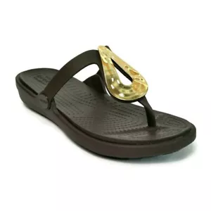 Flop con infradito liquido metallizzato Crocs donna Sanrah oro/espresso vestibilità rilassata taglia 4 M - Foto 1 di 12