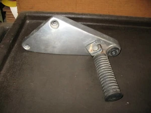 1993 EN500 LEFT REAR FOOT PEG + BRACKET KAWASAKI VULCAN EN 500 1990-1996 - Picture 1 of 4