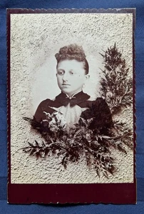 Tarjeta de gabinete de luto conmemorativo de mujer joven viñeta hojas textura fondo - Imagen 1 de 2