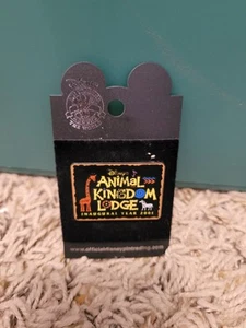 NUEVO Pin Solapa Pinback Disney Animal Kingdom Lodge Inaugural Año 2001  - Imagen 1 de 2