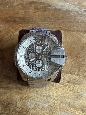 Мужские часы-хронограф DIESEL Mega Chief с серебряным золотым гравированным ремешком из нержавеющей стали - Изображение 1 из 4